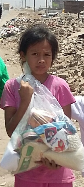 Project Peru distributing food baskets in one of the poorest local shanty town communities at Christmas time